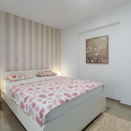 Modern Apartment Zen With Private Garden Poreč Exterior foto