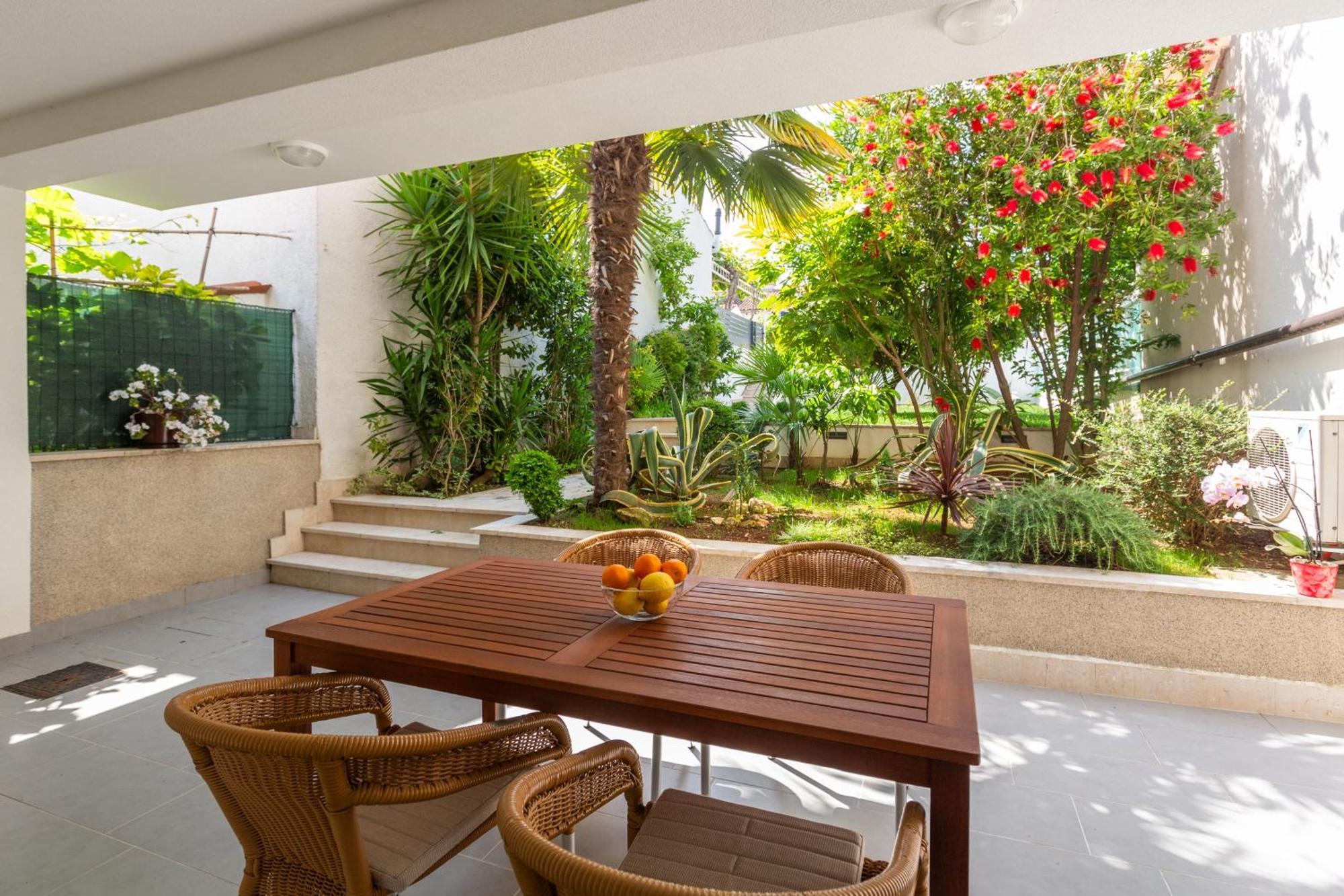 Modern Apartment Zen With Private Garden Poreč Exterior foto